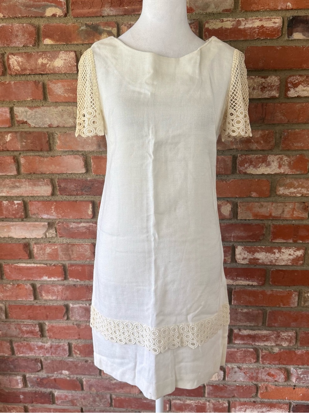 1950’s vintage Cream Linen Shift Dress with Crochet Trim